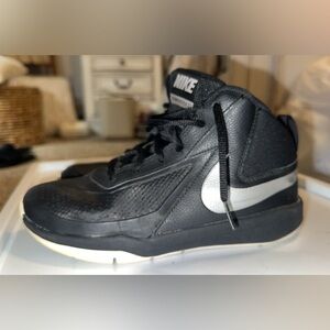 Kids NIKE TEAM HUSTLE Size 4Y YOUTH Black/Silver Basketball Shoes